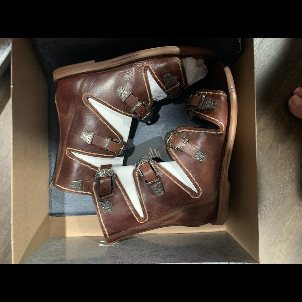 New in box Freebird Cleopatra flat sandals -9